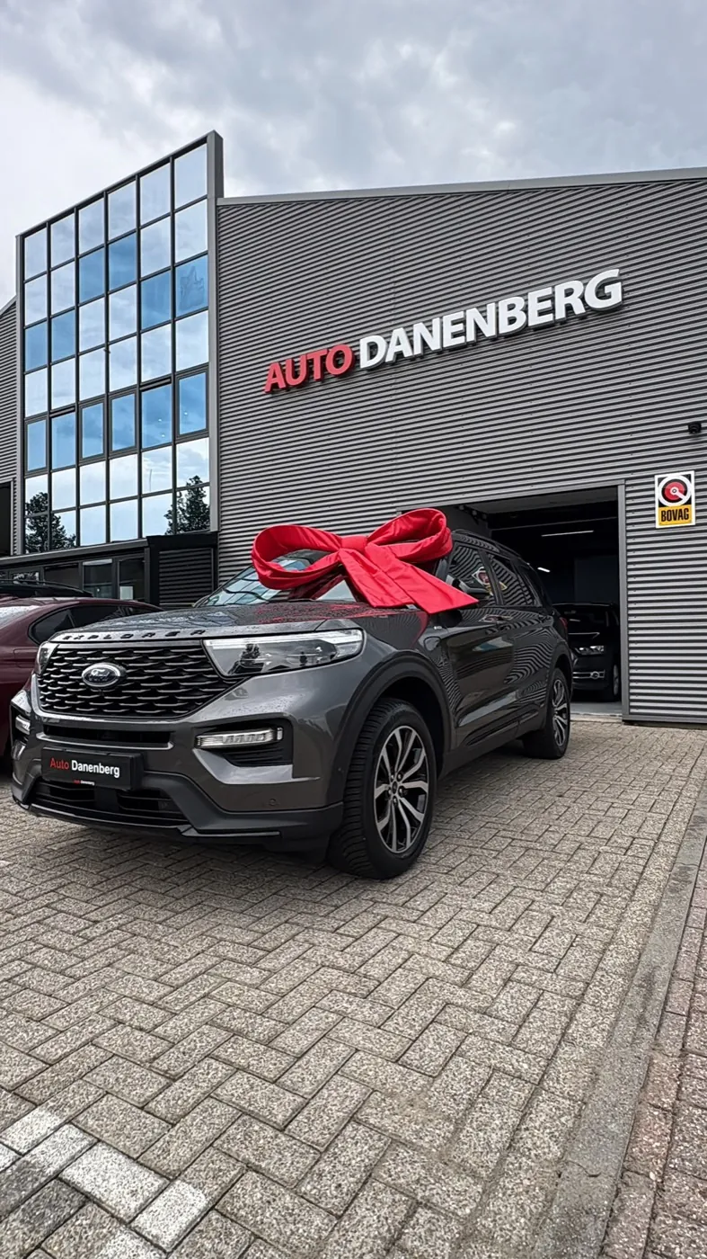 Klant haalt zijn nieuwe Ford Explorer met strik op bij Auto Danenberg in Hoogwoud