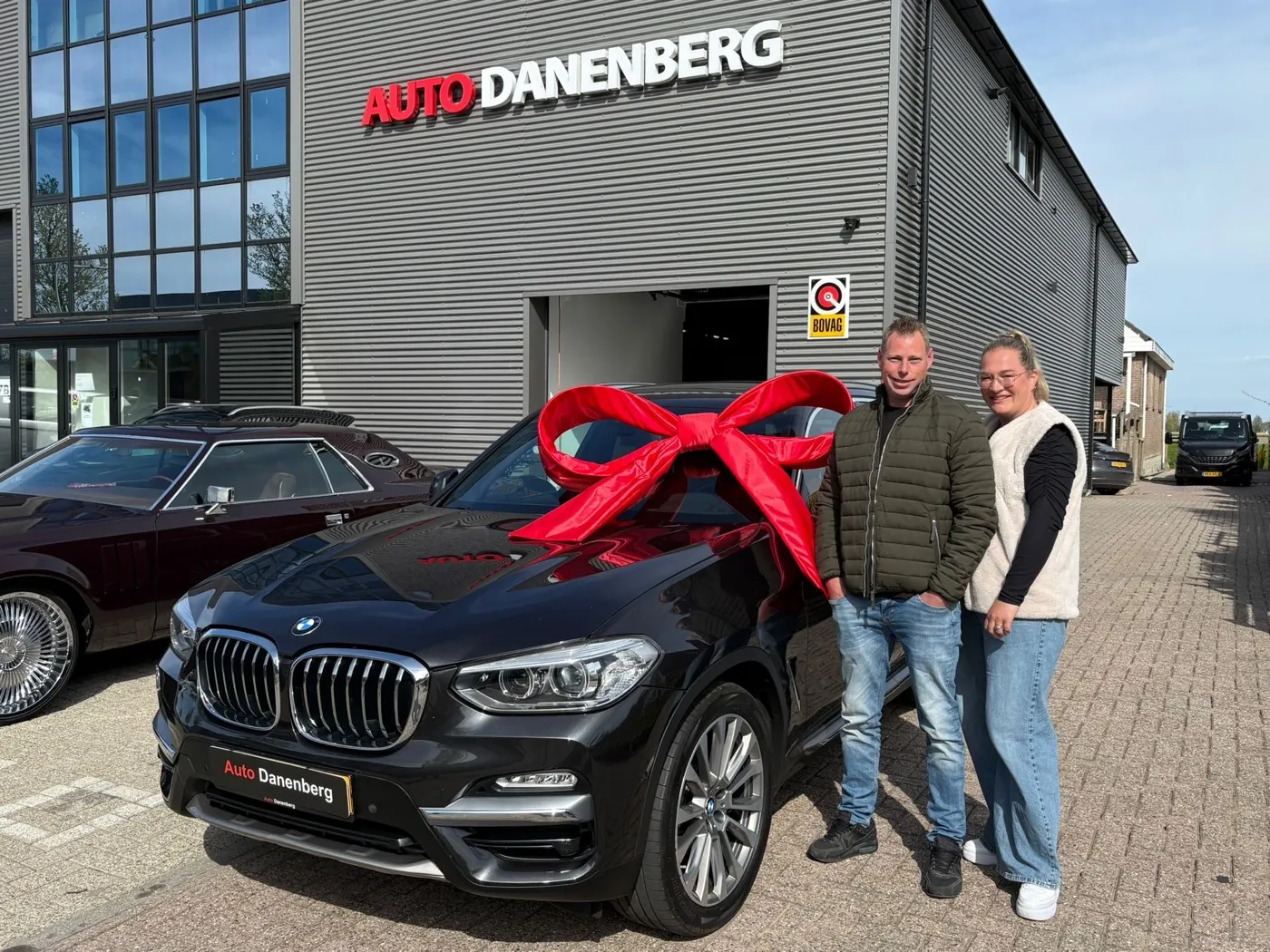Tevreden klant haalt auto op bij Auto Danenberg