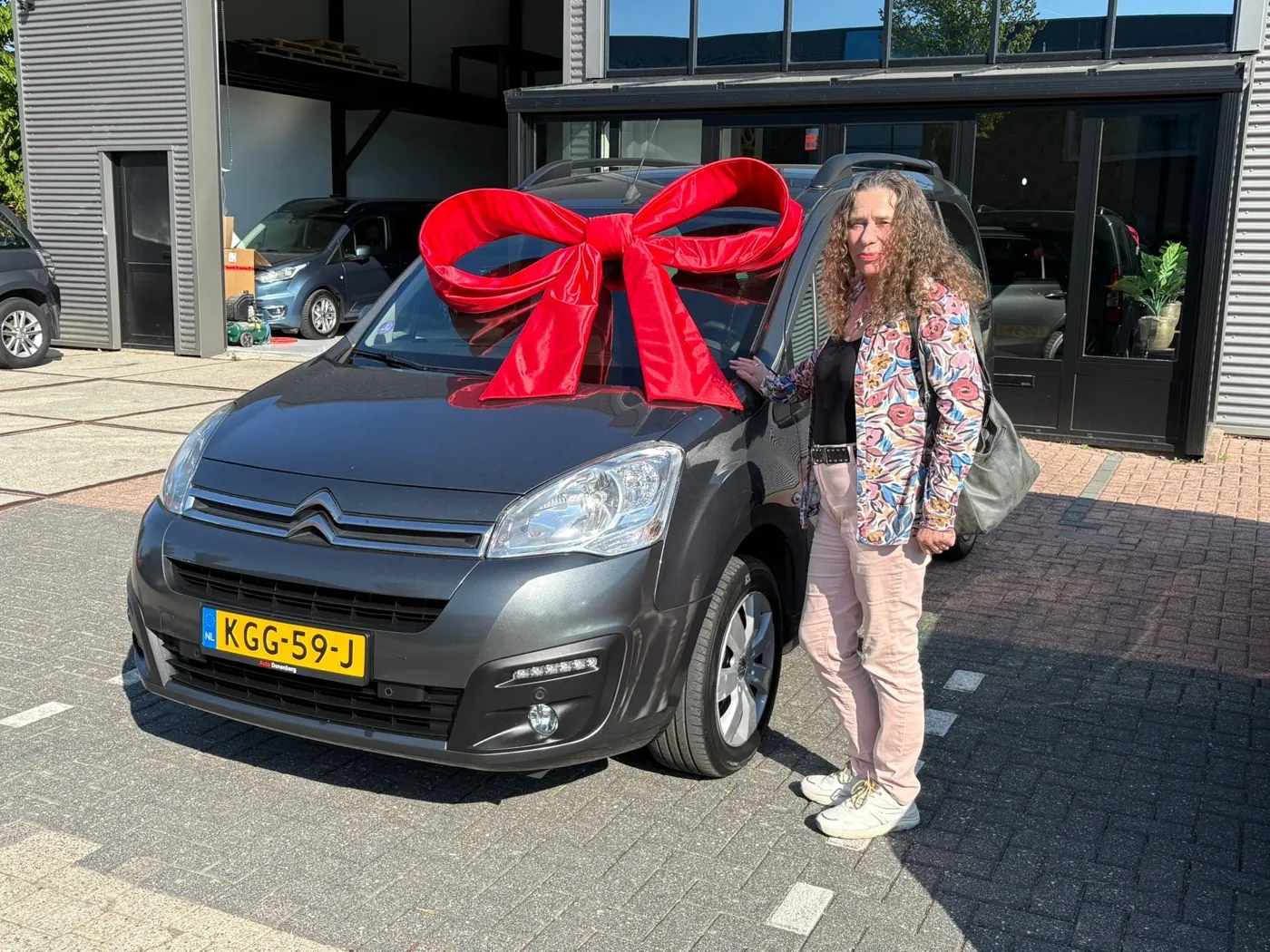 Nieuwe occasion afgeleverd aan een klant van Auto Danenberg in Hoogwoud