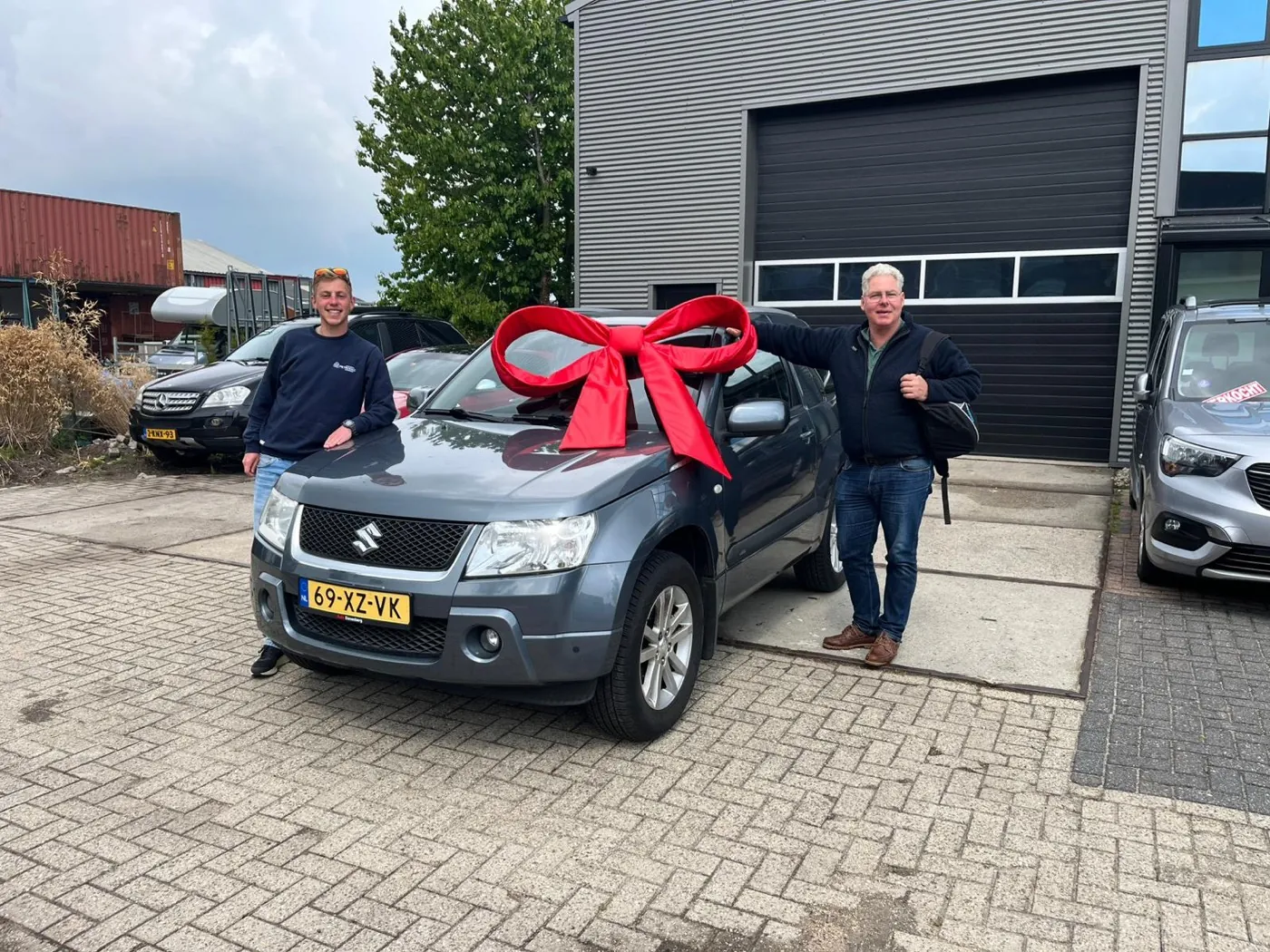 Blije koper bij de aflevering van zijn occasion bij Auto Danenberg