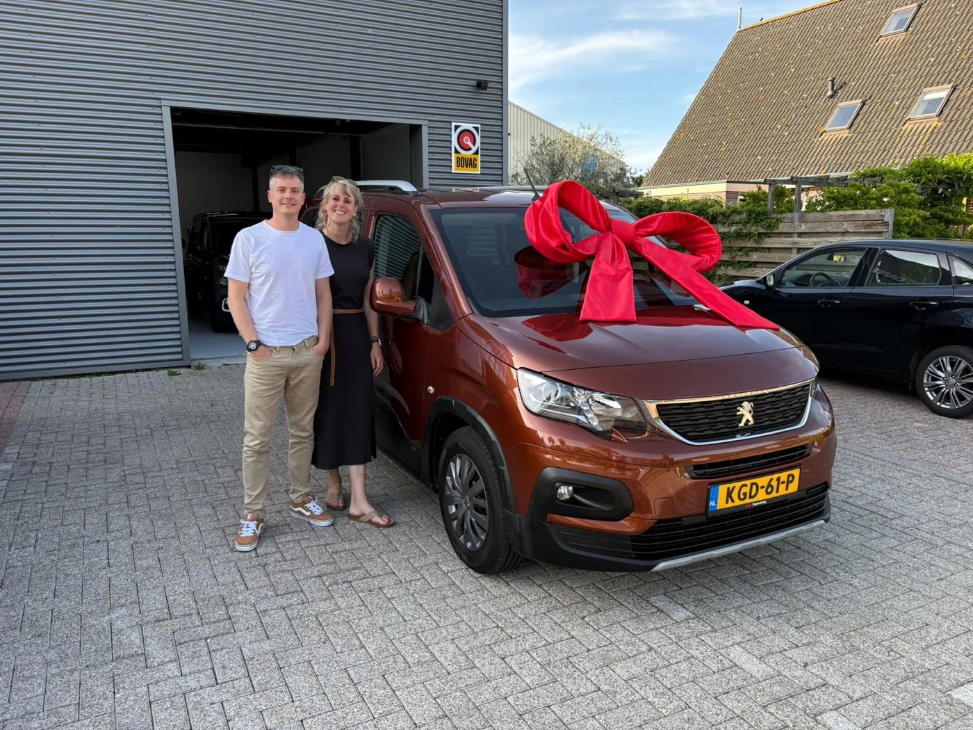 Klant rijdt weg met een nieuwe auto van Auto Danenberg in Hoogwoud
